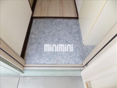 ホワイトタウン21 B棟の玄関