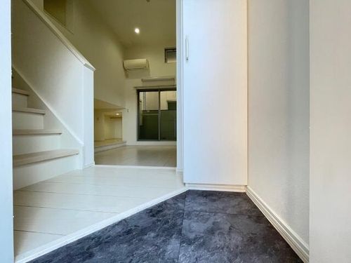 IRIS Garden(イリス ガーデン)の玄関