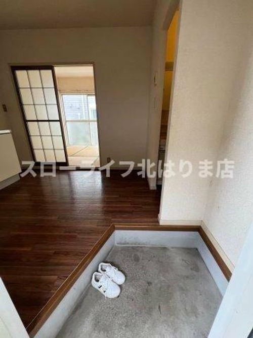 メイプルタウン大久保202の玄関