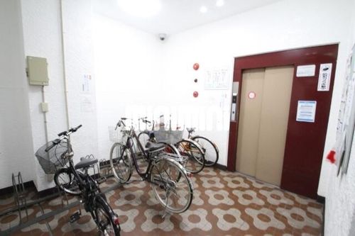 岡文ビルの玄関