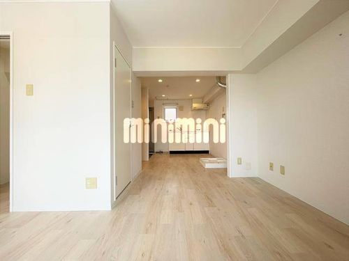 岡文ビルの居間