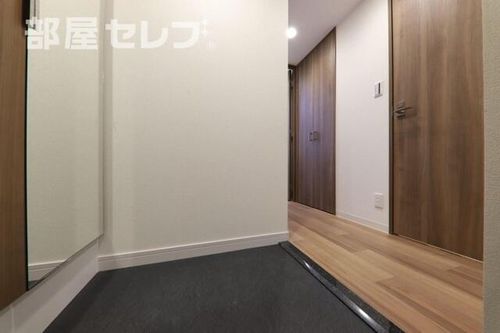 プレサンス丸の内リラティの玄関
