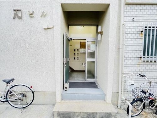 カネハチビルの玄関