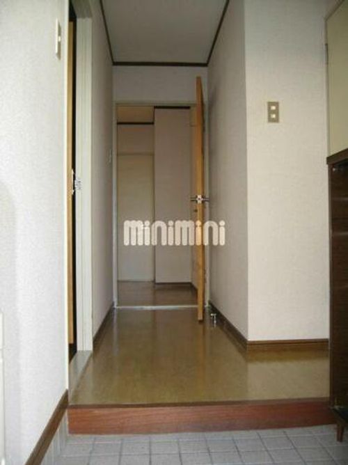 サープラスThree丘E棟の玄関