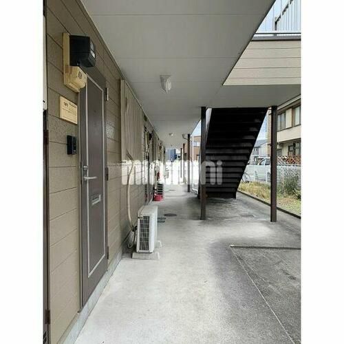 サープラスThree丘E棟の玄関