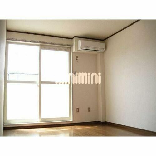 サープラスThree丘E棟の居間