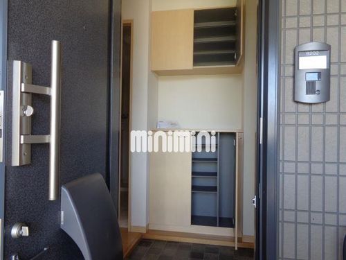 桃花ホームズ B棟の玄関