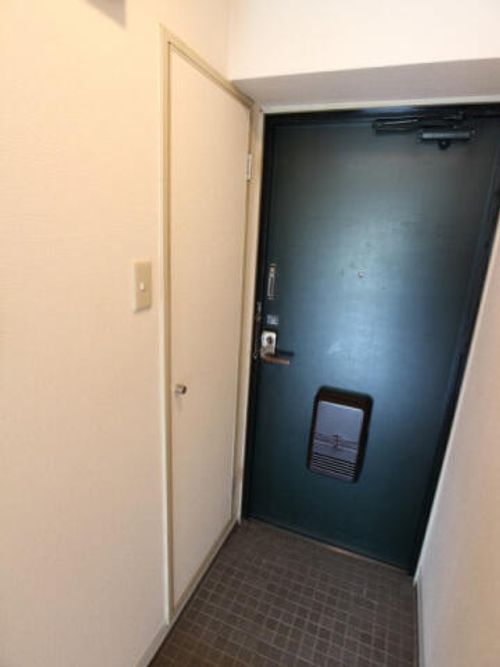 ホワイトパレス北九大前903の玄関