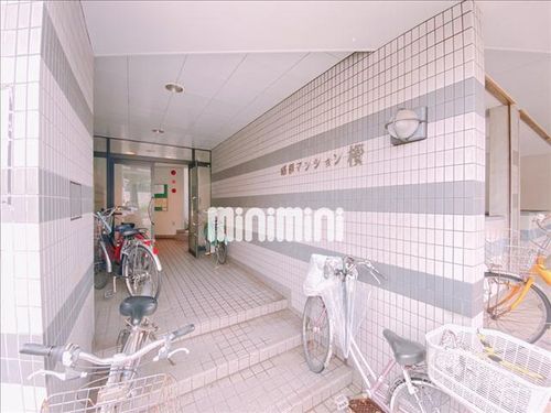 昭和マンション桜の玄関