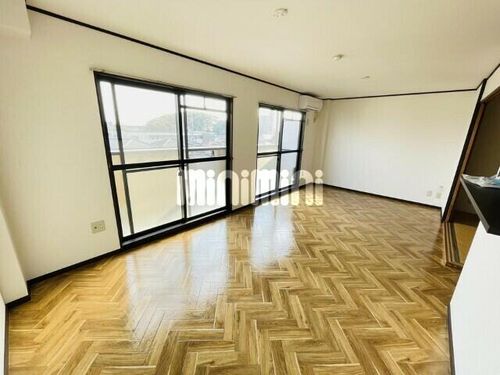 エステート長茂の居間