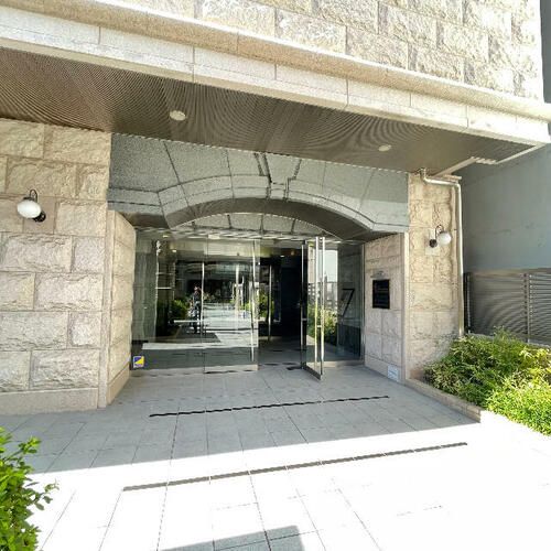 プレサンス泉シティアークの玄関