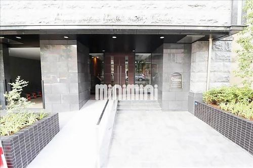 プレサンス丸の内リラティの玄関