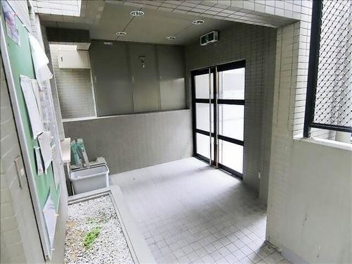 ラウムズ虹ヶ丘の玄関