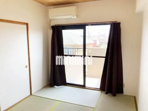 グリーンヒル岡弥の居間