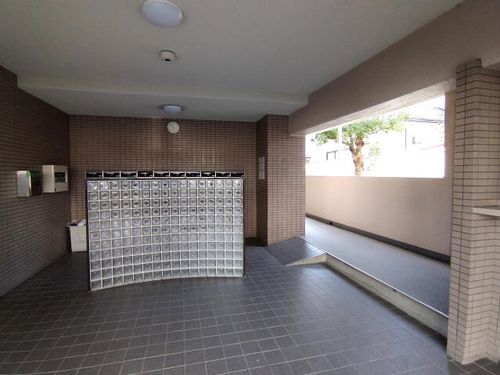 ベルメゾン茨木の玄関