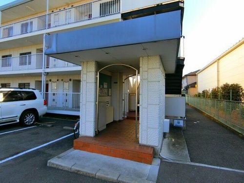 グランドハイツ杉田Iの玄関