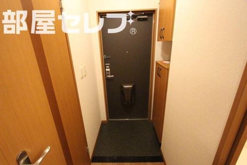 ルーエンハイム切戸102の玄関