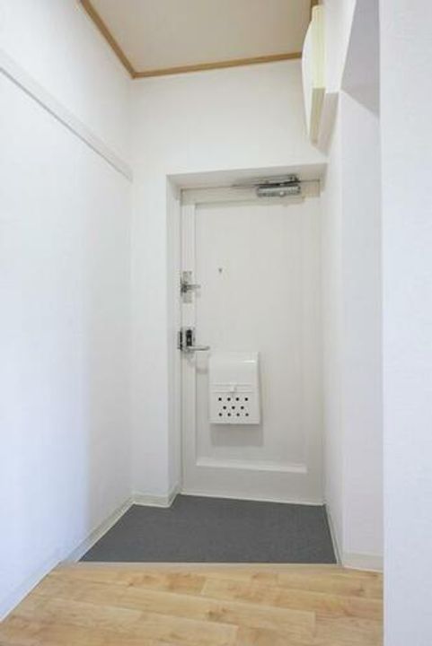 UR鶴山台0270402の玄関
