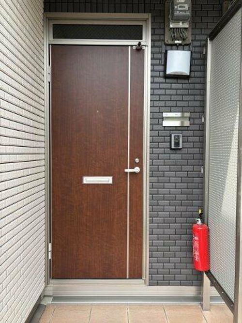 ビーグルスクエアB棟101の玄関