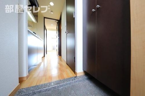 アーデン上社504の玄関