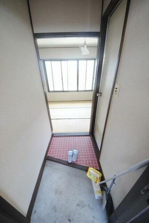 中田マンションの玄関