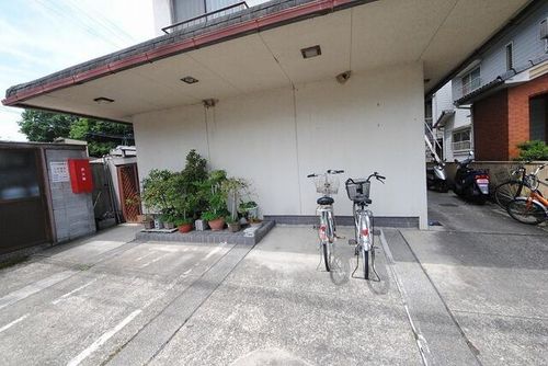 中田マンションの玄関