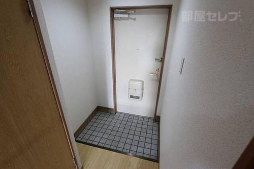 ムーンパーク服部202の玄関