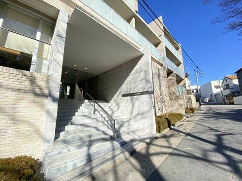 メイビル向陽町新館の玄関