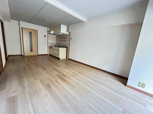 サンハイツ極楽の居間