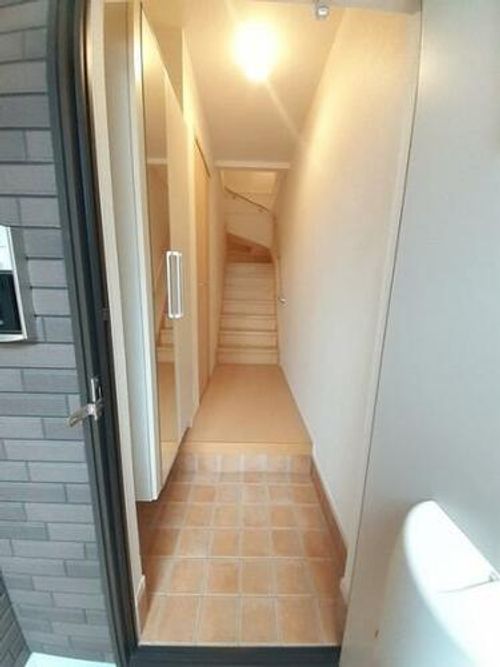 ノイハウスA(オール電化)201の玄関