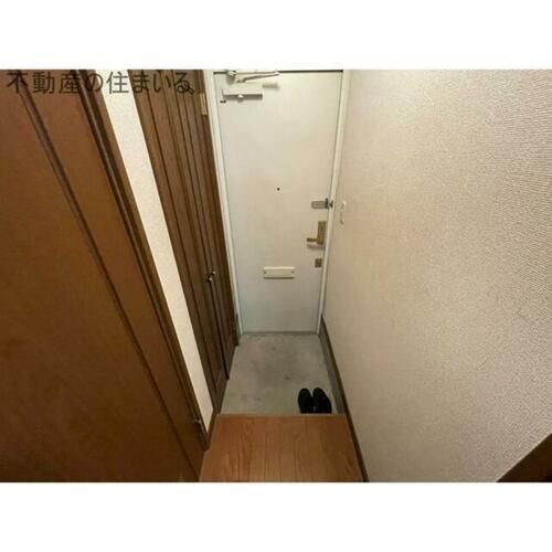 グランデ川沿の玄関