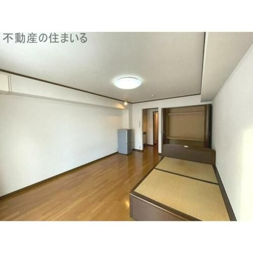 グランデ川沿の内装