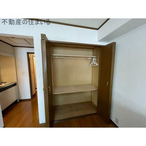 グランデ川沿の内装