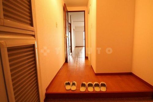 日商岩井朱雀マンションの玄関