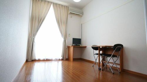 レオパレスレイクさやまの居間