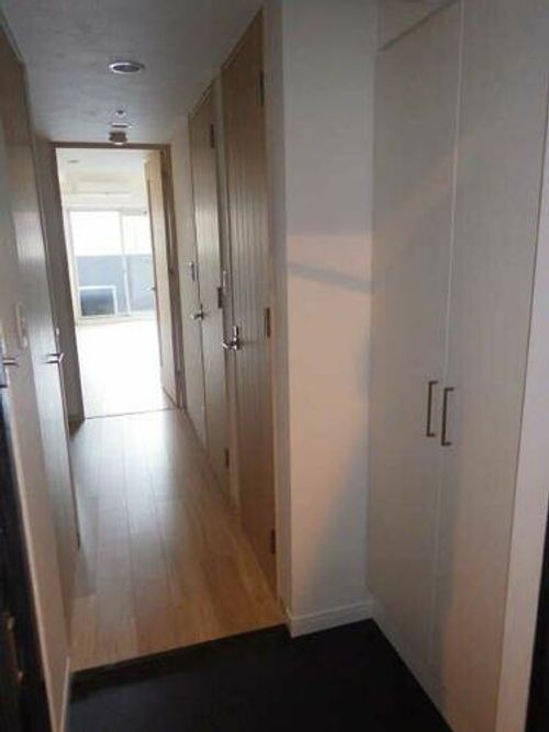 プレサンス栄ライズの玄関