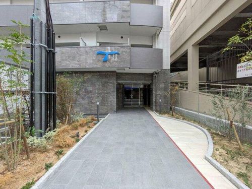 セレニテ本町東リアンの玄関