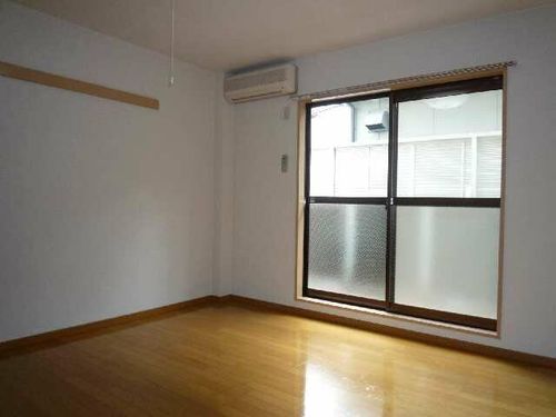 リヴェール浅野110の居間