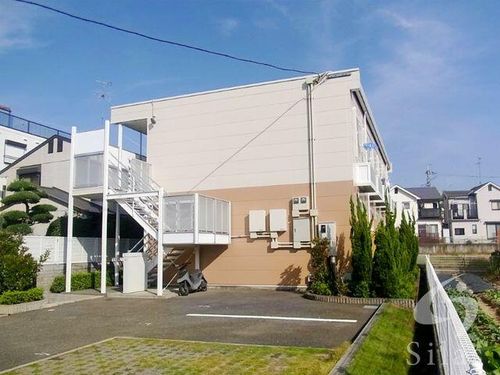 レオパレスレイクさやまの玄関