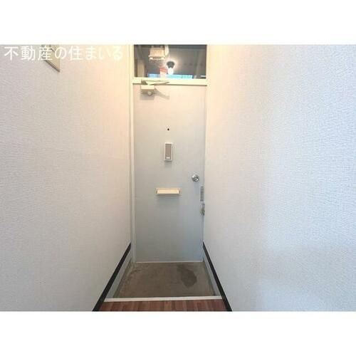 プラザイン川沿の玄関