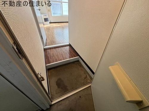 プラザイン川沿の玄関