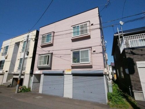 プラザイン川沿の外観