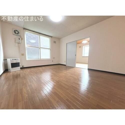 プラザイン川沿の内装