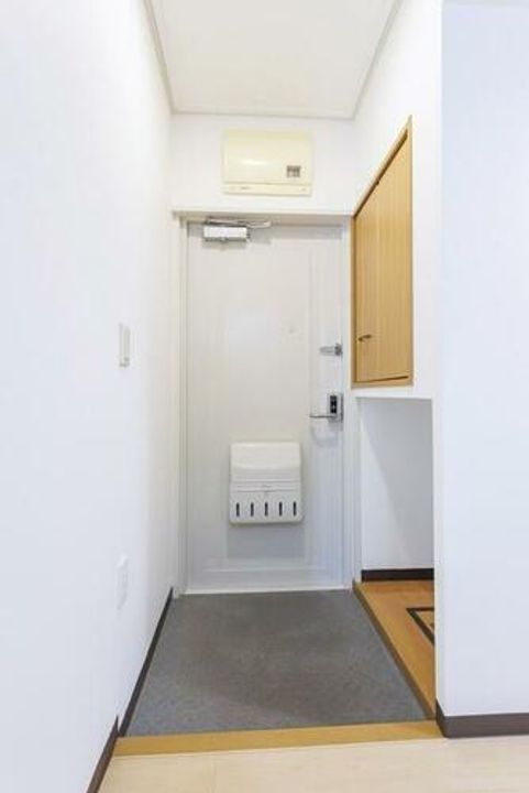 UR北緑丘0020308の玄関
