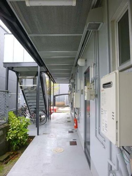 タカシマハイツ C棟の玄関
