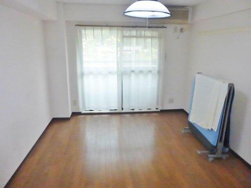 コンフォール林の居間