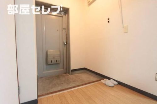 キャトルセゾン高村1Aの玄関