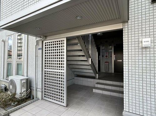 メサージュ江坂の玄関