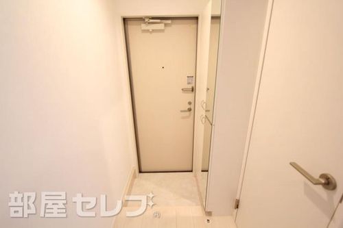 Solatio鳥羽見0102の玄関