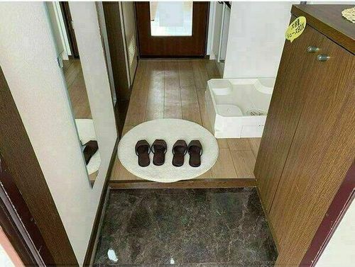 シェリールミニ B棟B-111の玄関